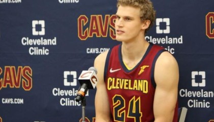 开云app-内线拥挤逼骑士变招 马尔卡宁打小前组超大阵容？