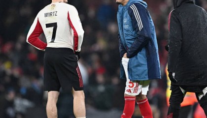 银卡赛后与维尔茨小聚未同框弗林蓬，防守到位意外伤退|阿森纳|体育赛事讨论|弗林·唐斯|比赛|受伤_新浪体育_新浪新闻