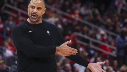 开云app-火媒：乌度卡在进攻端一窍不通 但火箭管理层很喜欢他 他饭碗很稳