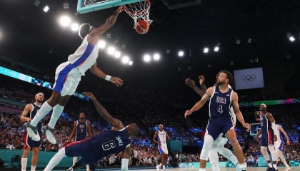 开云下载-科尔：詹姆斯的全面性无人能及，但库里比詹姆斯更能改变比赛|斯蒂芬·库里|NBA|体育赛事讨论|迈克尔·乔丹|洛杉矶湖人队_新浪体育_新浪新闻